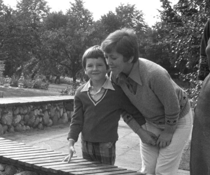 Иван Волков в детстве с мамой.