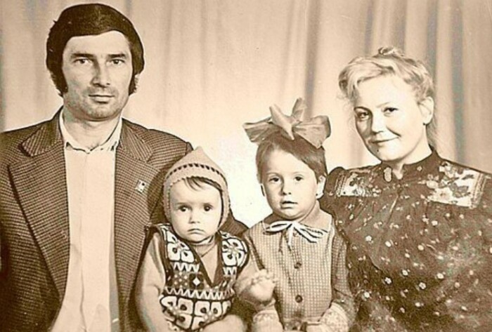 Юлия Зимина в детстве с родителями и старшей сестрой. / Фото: persona.rin.ru