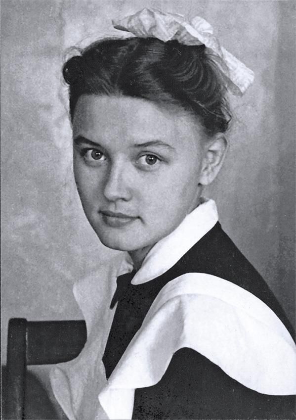 Вера Алентова в год окончания школы.