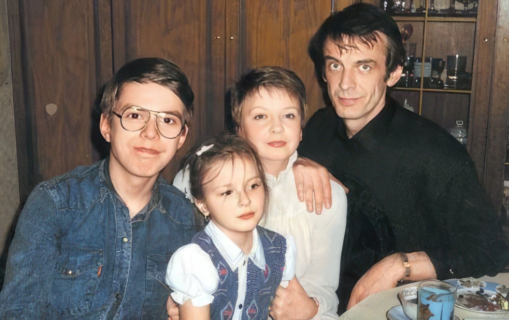 Анна Тараторкина в детстве с родителями и старшим братом. Анна Тараторкина в детстве с родителями и старшим братом.