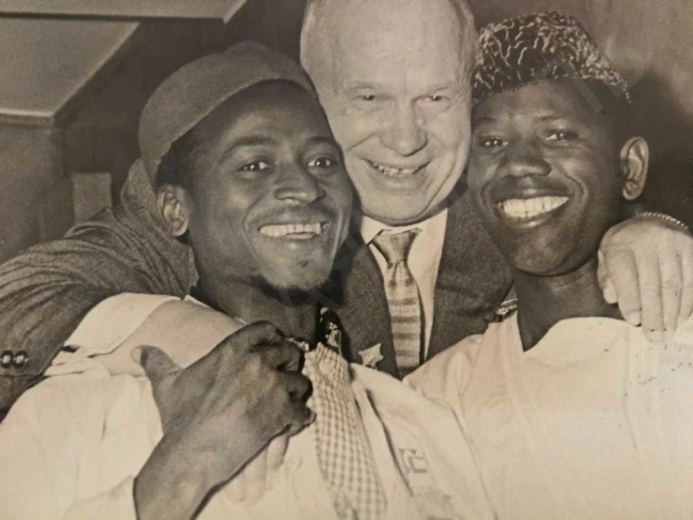 Никита Хрущёв с темнокожими товарищами. Никита Хрущёв с темнокожими товарищами.