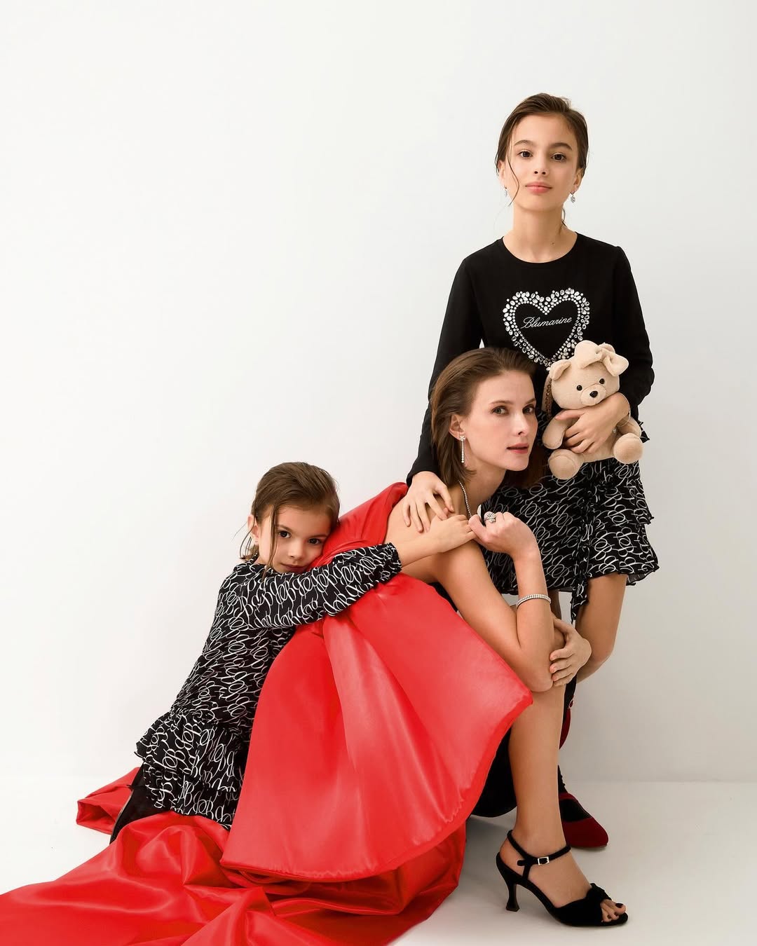 Светлана Иванова с дочерями.