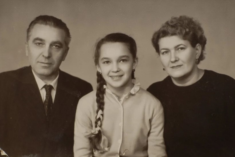 Наталья Гвоздикова в детстве с родителями.