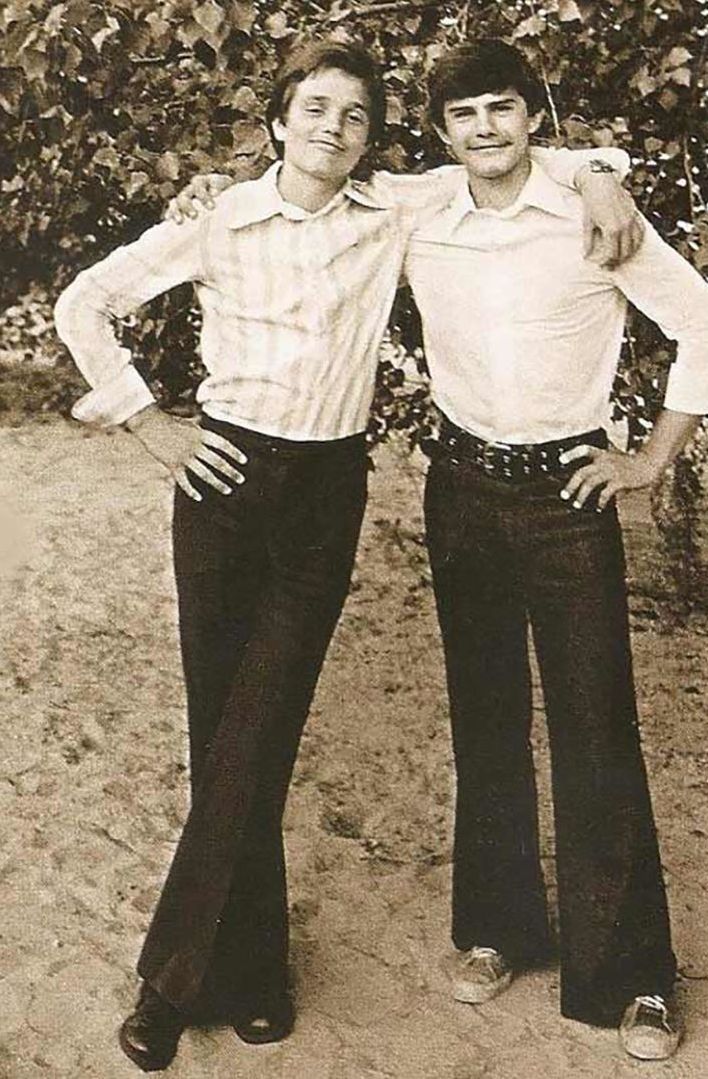 Константин Лавроненко с лучшим другом в школьные годы. Константин Лавроненко с лучшим другом в школьные годы.