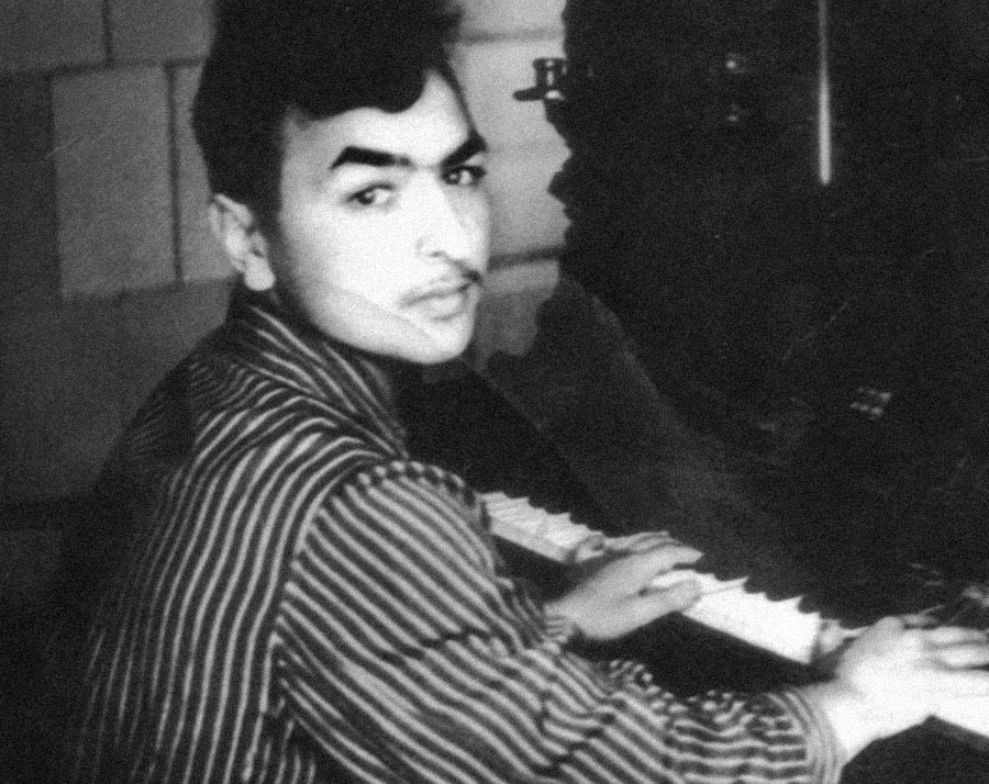 Левон Оганезов в юности. Левон Оганезов в юности.