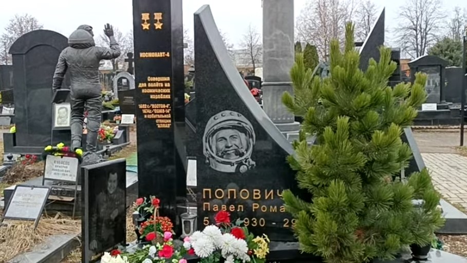 Аллея космонавтов на Троекуровском кладбище. Аллея космонавтов на Троекуровском кладбище.