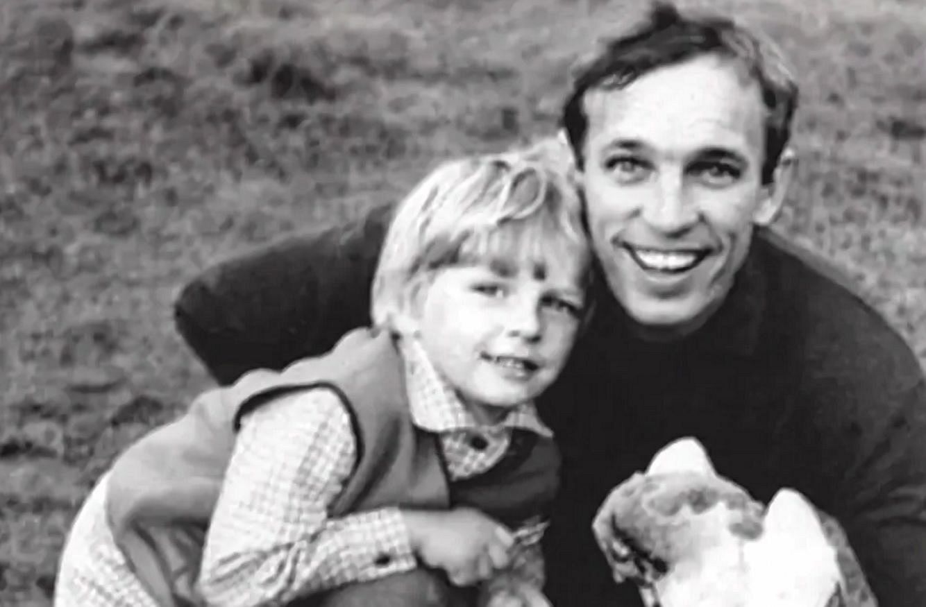 Алексей Нилов в детстве с отцом. Алексей Нилов в детстве с отцом.