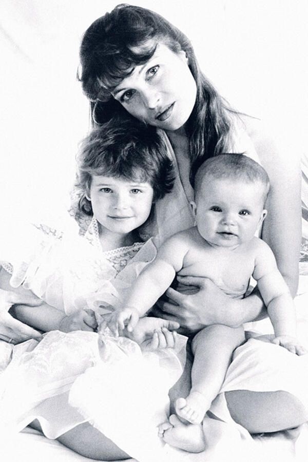 Анна Пескова в детстве с мамой и младшей сестрой. Анна Пескова в детстве с мамой и младшей сестрой.