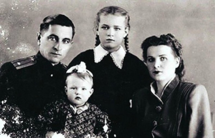 Людмила Чурсина в детстве с родителями и младшей сестрой.