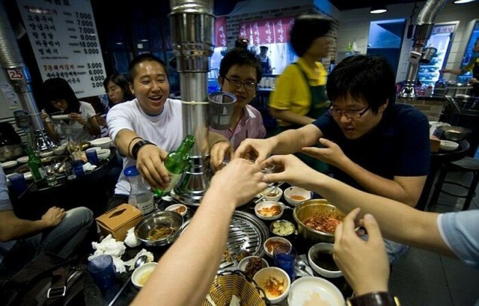 В Южной Корее много пьют. В Южной Корее много пьют.