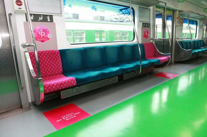 Вагон метро в Южной Корее. Вагон метро в Южной Корее.