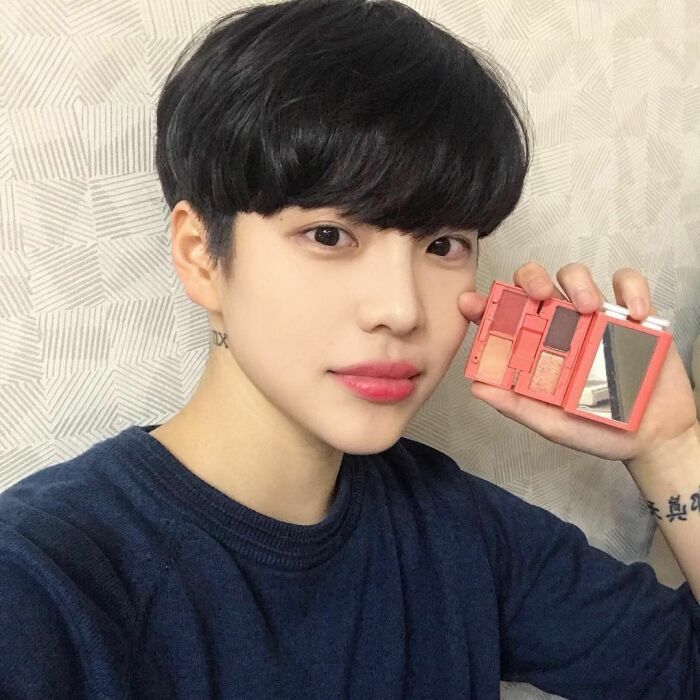 Мужчины с макияжем местных жителей не удивляют. Мужчины с макияжем местных жителей не удивляют.