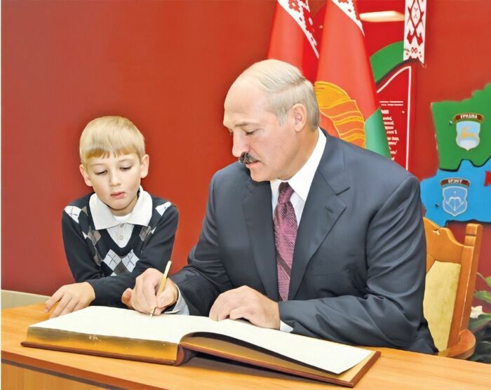 Александр Лукашенко с сыном Николаем. / Фото: www.pinterest.com