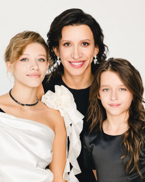 Елена Борщева с дочерями. / Фото: thevoicemag.ru