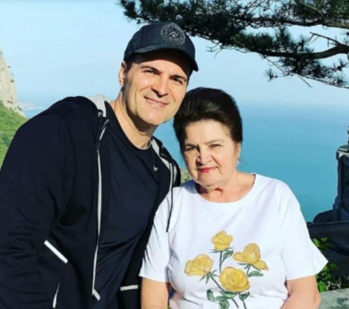 Александр Дьяченко с мамой. / Фото: ux-ty.ru