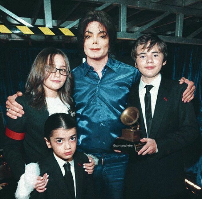 Майкл Джексон с детьми. Майкл Джексон с детьми.