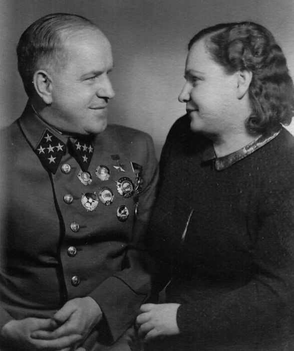 Георгий Жуков и Александра Зуйкова. Георгий Жуков и Александра Зуйкова.