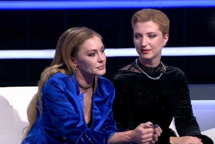 Анна Казючиц с новообретённой сестрой Анастасией.