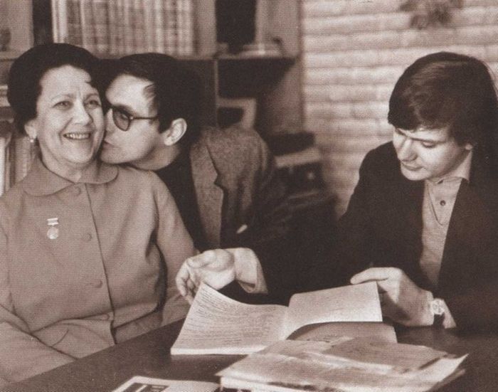 Андрей Кончаловский с матерью и младшим братом Никитой.