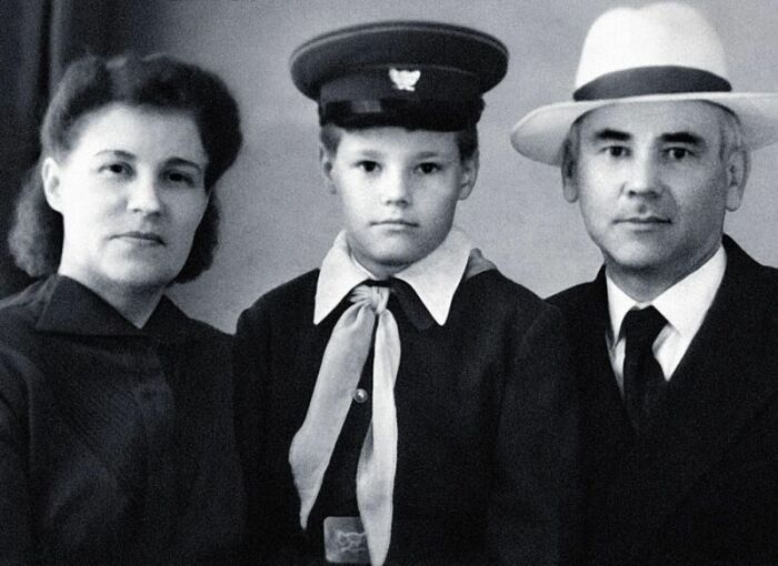 Владимир Конкин в детстве с родителями. Владимир Конкин в детстве с родителями.