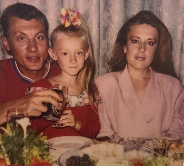 Маша Миногарова в детстве с родителями. Маша Миногарова в детстве с родителями.