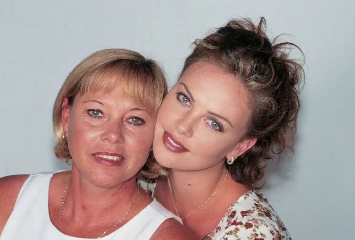Шарлиз Терон с мамой.