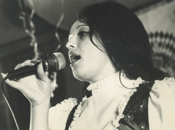 Галина Шевелёва в начале карьеры пела в ресторане. Галина Шевелёва в начале карьеры пела в ресторане.