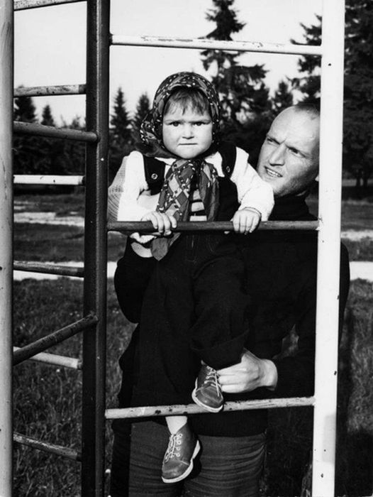 Зоя Кайдановская в детстве с отцом. Зоя Кайдановская в детстве с отцом.