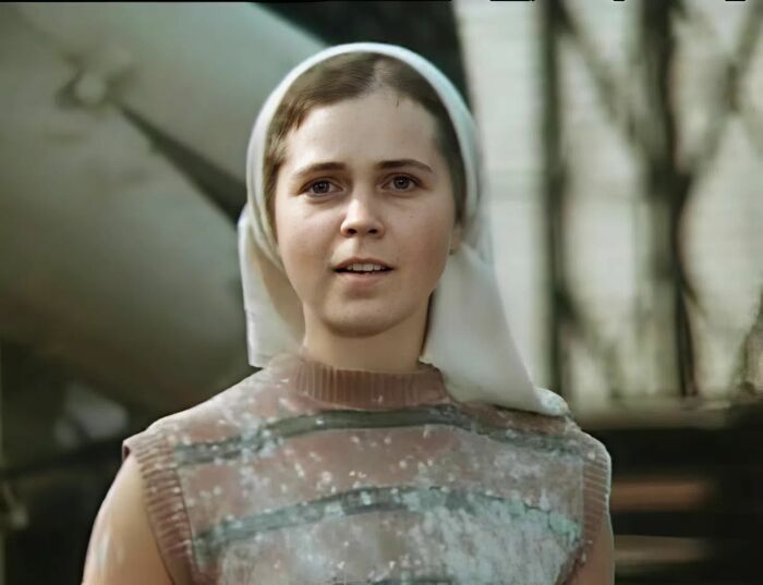 Нина Зоткина в фильме «Двое в пути». Нина Зоткина в фильме «Двое в пути».