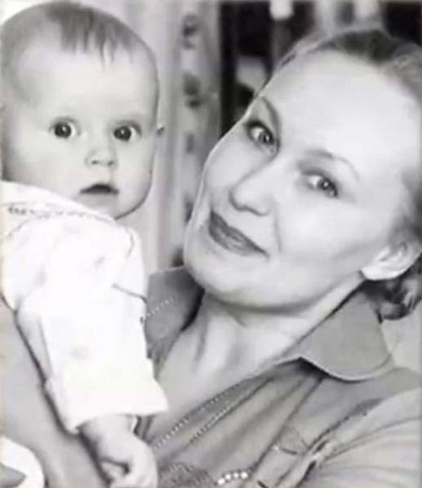 Мария Болтнева в детстве с мамой.