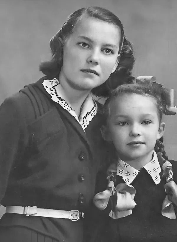 Наталья Гвоздикова в детстве со старшей сестрой.