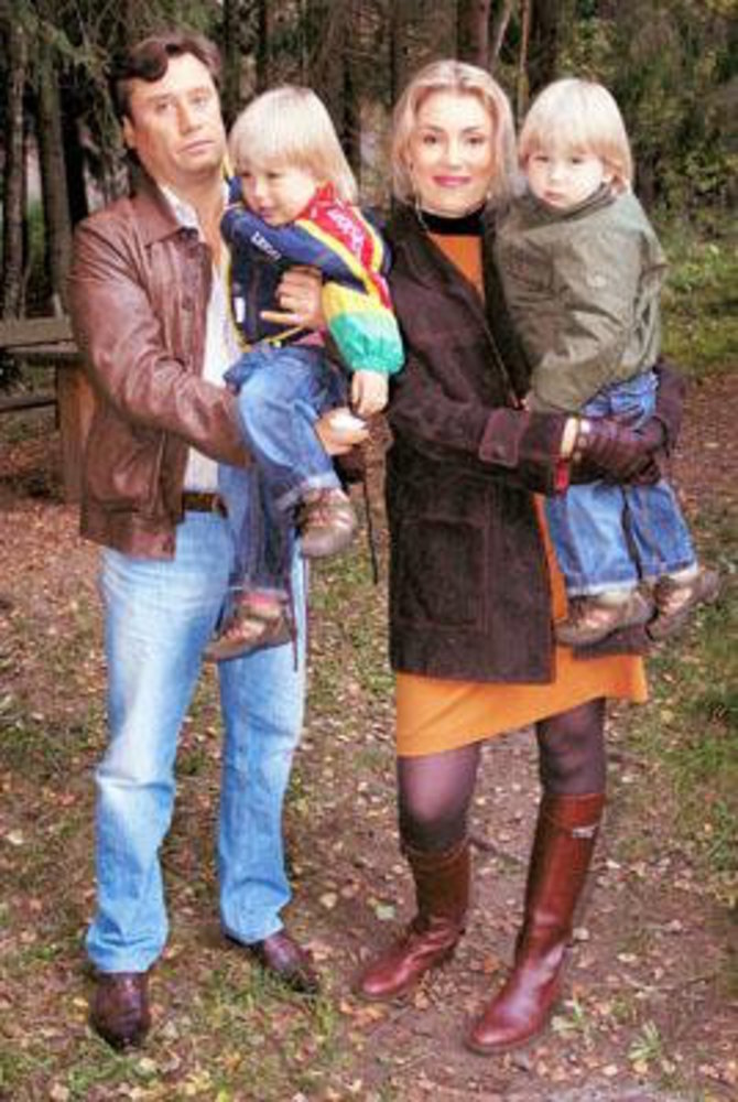 Мария Шукшина и Борис Вишняков с сыновьями. Мария Шукшина и Борис Вишняков с сыновьями.