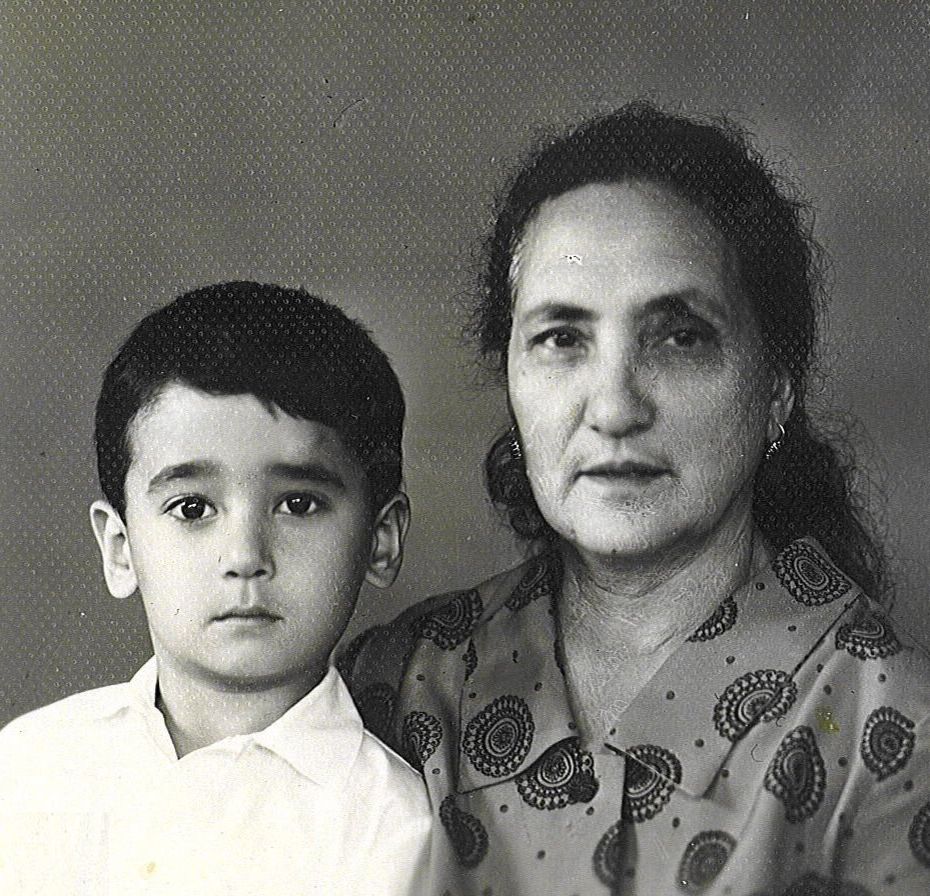 Игорь Наджиев в детстве с мамой.