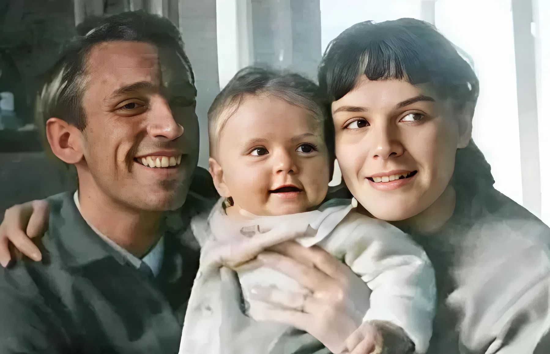 Алексей Нилов в детстве с родителями. Алексей Нилов в детстве с родителями.