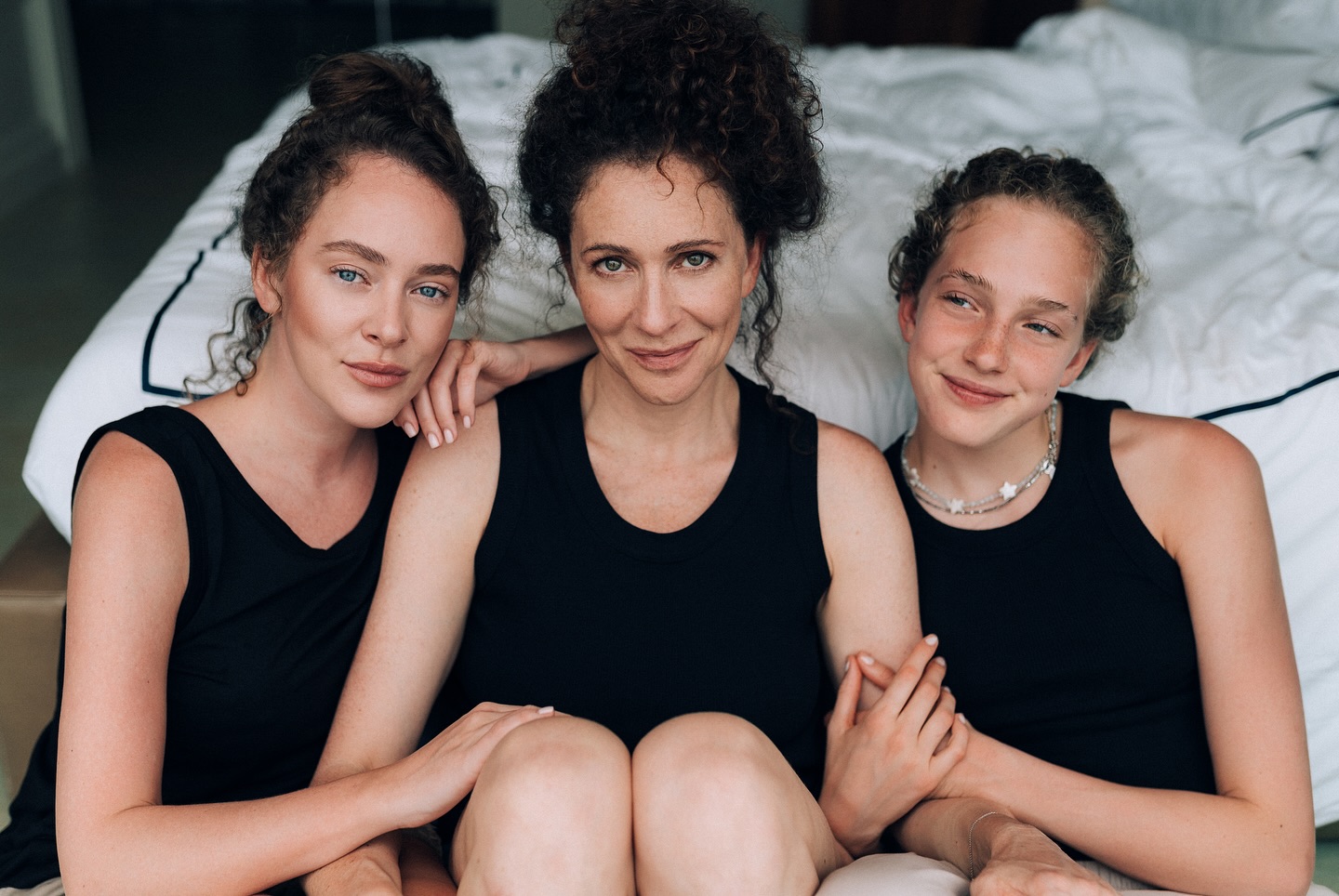 Ксения Раппопорт с дочерями Аглаей и Софией.