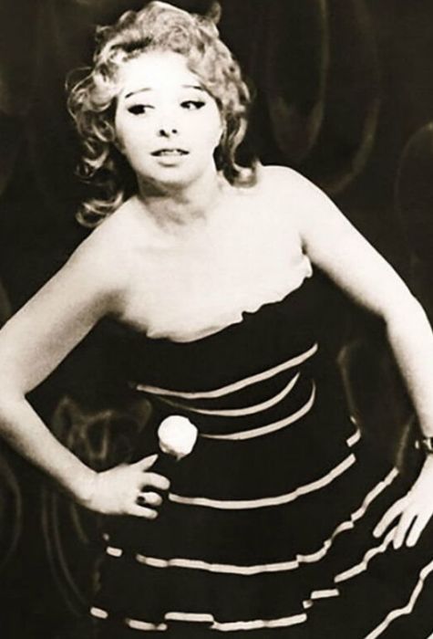 Анна Фроловцева в юности. Анна Фроловцева в юности.