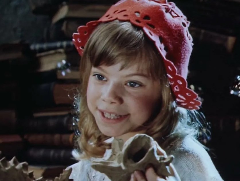 Яна Поплавская в роли Красной Шапочки.