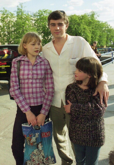 Оксана Акиньшина, Сергей Бодров и Екатерина Горина во время съёмок фильма «Сёстры». Оксана Акиньшина, Сергей Бодров и Екатерина Горина во время съёмок фильма «Сёстры».