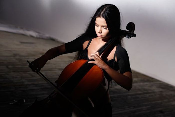 Бьянка за виолончелью. Бьянка за виолончелью.