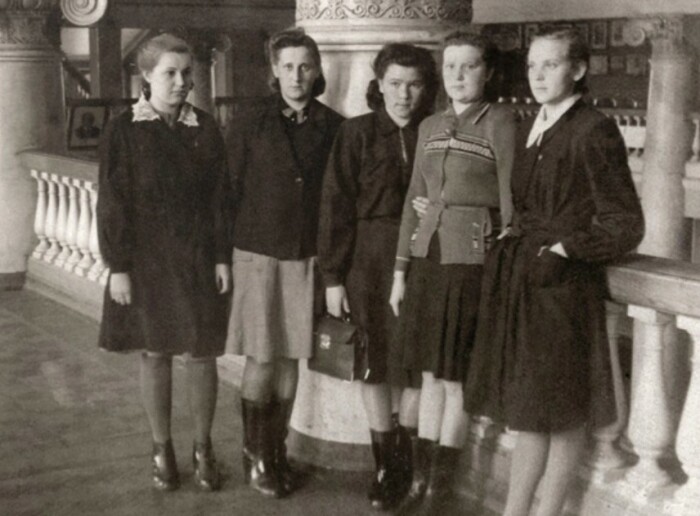 Наина Гирина (в центре) в студенческие годы. Наина Гирина (в центре) в студенческие годы.