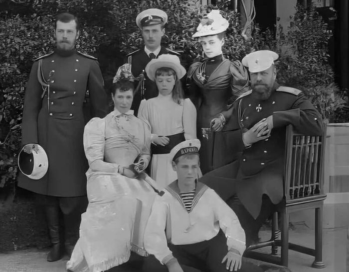 Александр III с женой и детьми. / Фото: ren.tv