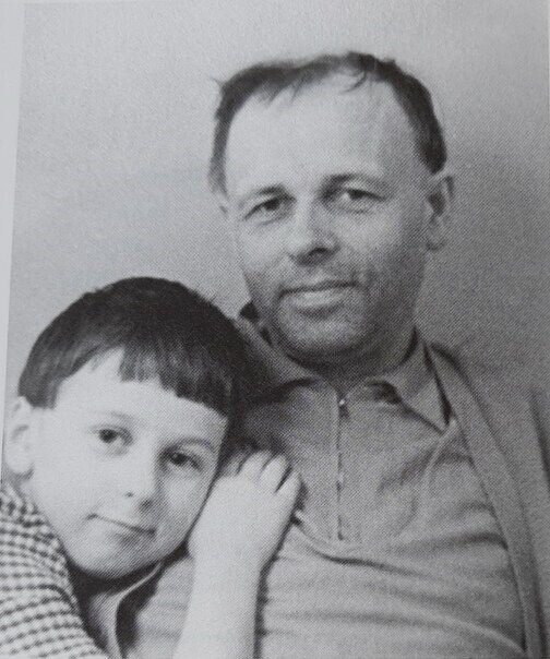 Андрей Сахаров с сыном Дмитрием. Андрей Сахаров с сыном Дмитрием.