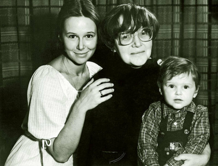 Зоя Кайдановская в детстве с мамой и бабушкой, Ольгой Вяземской. Зоя Кайдановская в детстве с мамой и бабушкой, Ольгой Вяземской.