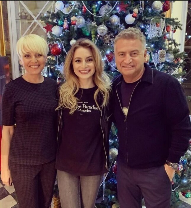 Елизавета-Мария Варум с родителями. Елизавета-Мария Варум с родителями.