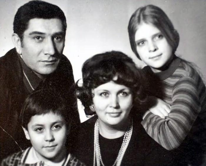 Татьяна Власова и Армен Джигарханян с детьми Леной и Степаном.