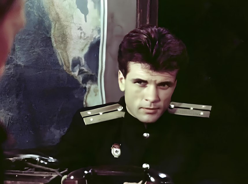 Анатолий Котенёв в фильме «Секретный фарватер». Анатолий Котенёв в фильме «Секретный фарватер».