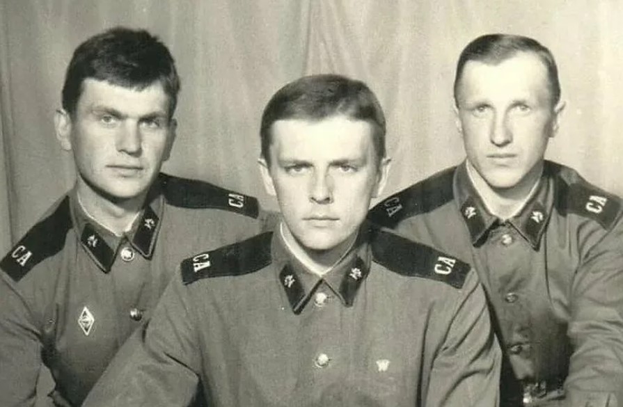 Алексей Нилов с товарищами во время армейской службы. Алексей Нилов с товарищами во время армейской службы.