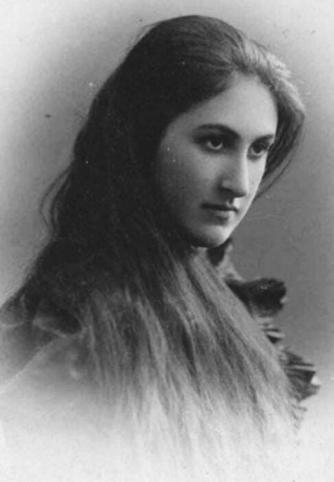 Анна Цакни.