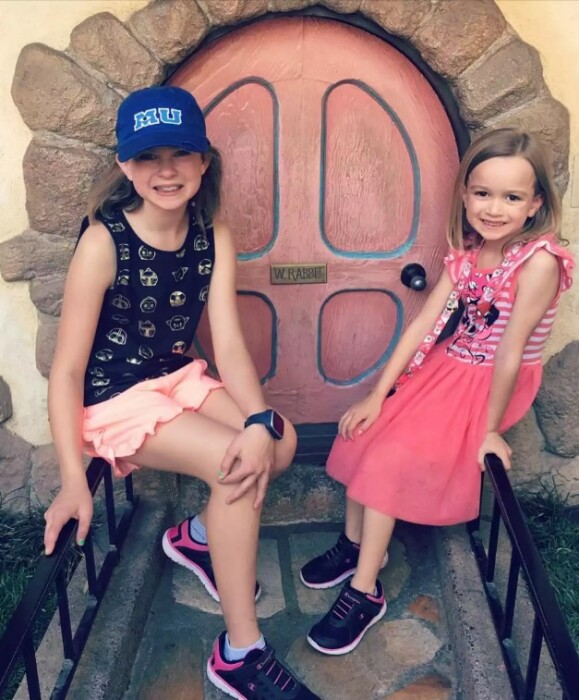 Лили и Хлоя Клем.