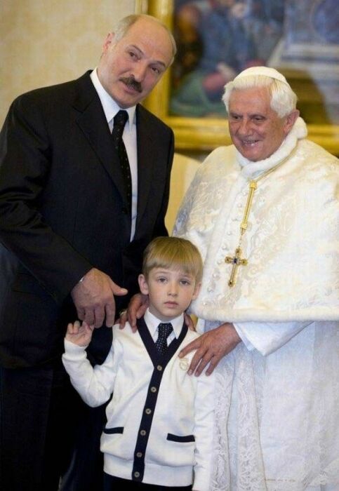 Александр Лукашенко, Николай Лукашенко и Папа Римский. / Фото: www.pinterest.com